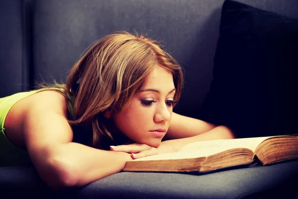 Een vrouw die een boek leest. — Stockfoto
