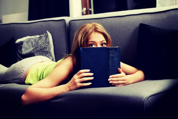 Žena čte knihu. — Stock fotografie