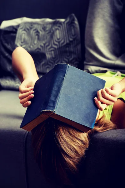 Жінка читає книгу . — стокове фото