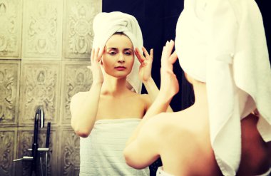 Kadın yüz dikkat çekmek.