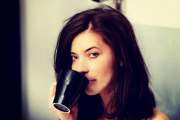 Woman drinking coffee — Stock Photo, Image