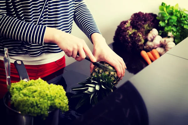 Vrouw in de keuken — Stockfoto