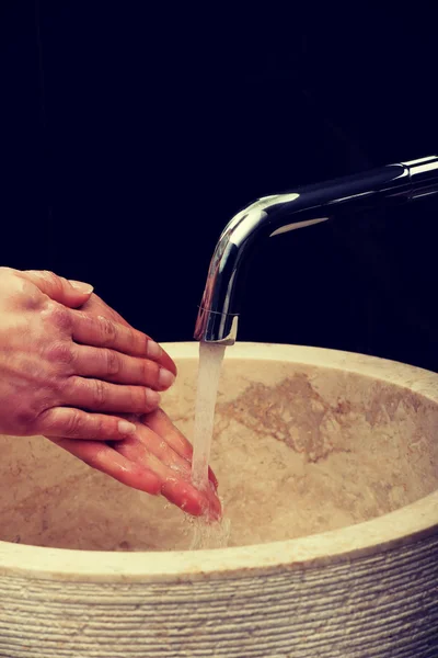 Mujer limpiando manos . — Foto de Stock
