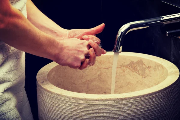 Женщина моет руки . — стоковое фото