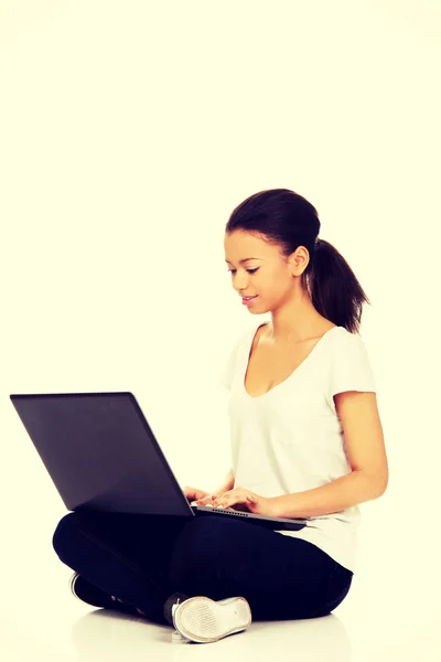 Frau sitzt mit Laptop. — Stockfoto