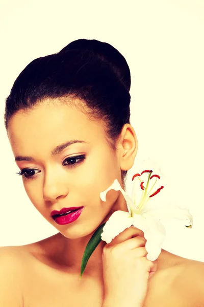 Cara de belleza de mujer con flor de lirio . —  Fotos de Stock