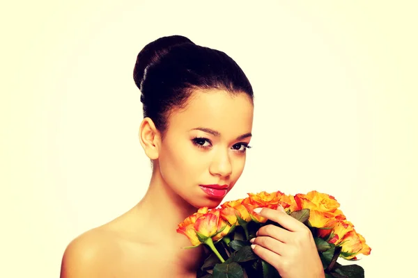 Belleza mujer africana con rosas . — Foto de Stock