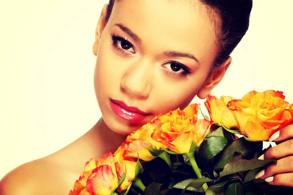 Schönheit afrikanische Frau mit Rosen. — Stockfoto