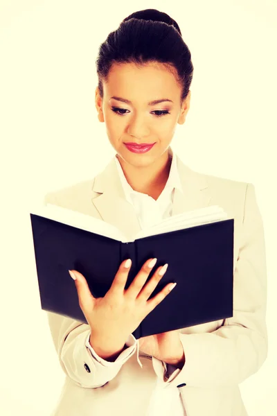 Mulher de negócios com um caderno . — Fotografia de Stock