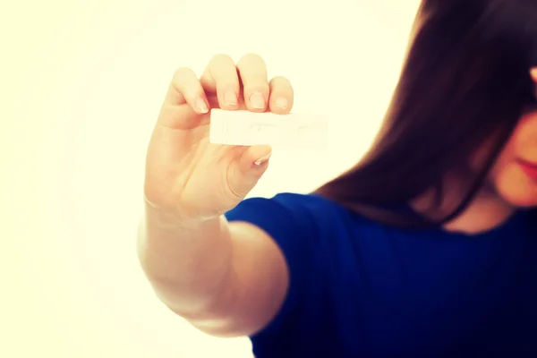 Mujer infeliz sosteniendo prueba de embarazo . — Foto de Stock