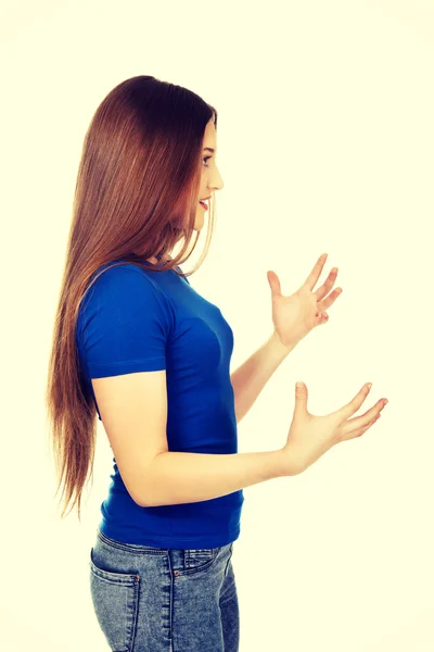 Mujer joven frustrada gritando . — Foto de Stock