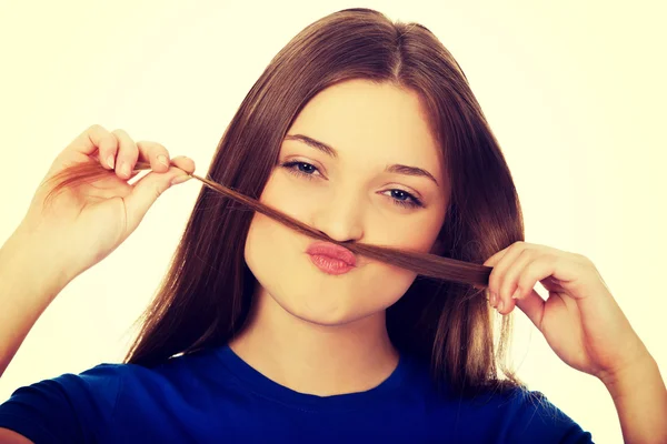 Adolescent faisant moustache à partir de cheveux . — Photo