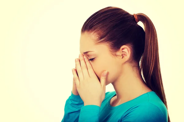 Tiener vrouw met sinus pijn. — Stockfoto