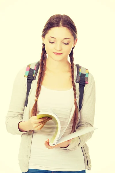 Pensativo adolescente mujer leyendo su cuaderno . —  Fotos de Stock