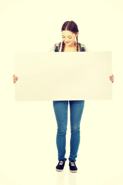 Mujer joven con cartelera en blanco . —  Fotos de Stock