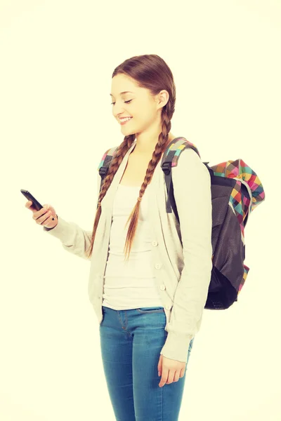 Adolescente com mochila enviando sms . — Fotografia de Stock