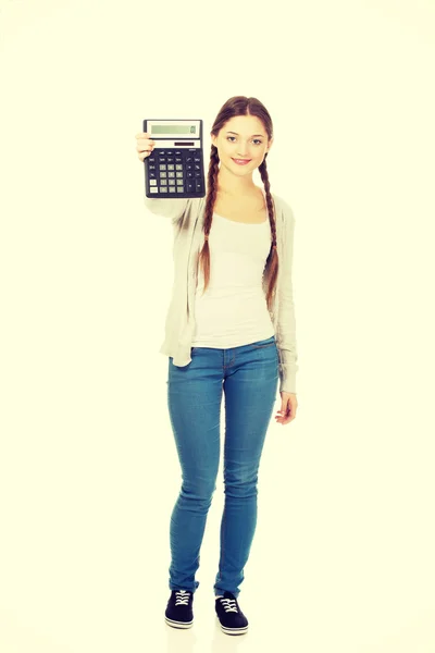 Jovem mulher segurar calculadora digital . — Fotografia de Stock