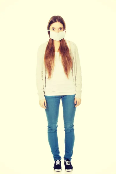 Tiener vrouw met beschermend masker. — Stockfoto