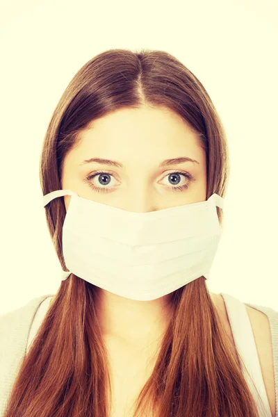 Mulher adolescente com máscara protetora . — Fotografia de Stock