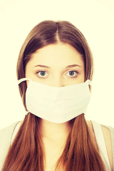 Adolescente donna con maschera protettiva . — Foto Stock