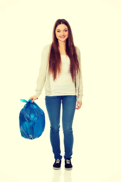 Щаслива жінка тримає повний мішок для сміття . — стокове фото