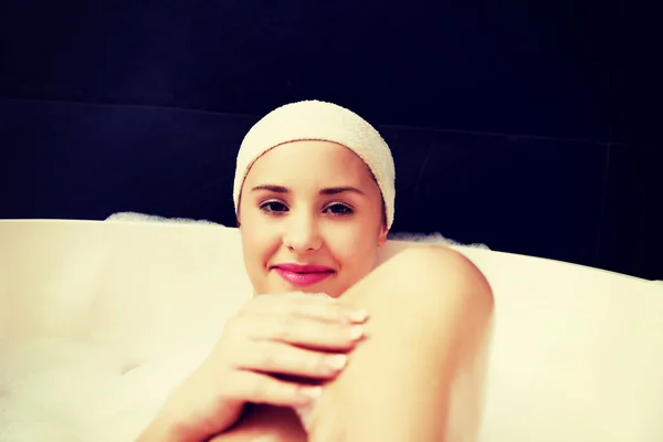 Mujer de baño relajante en el baño . — Foto de Stock