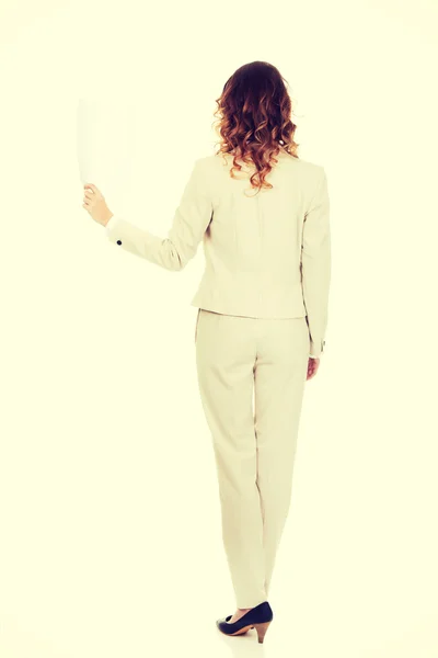 Imprenditrice in possesso di un foglio di carta . — Foto Stock