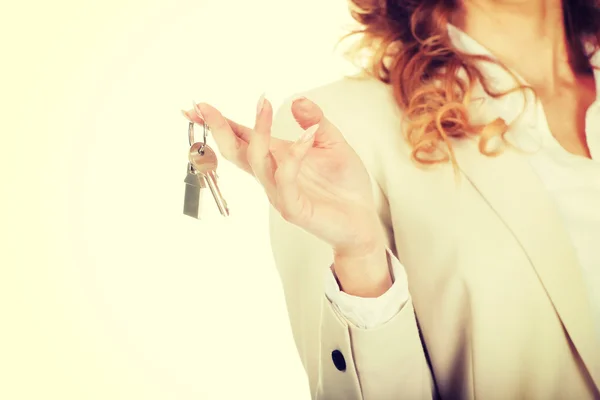 Immobilienmakler übergibt Schlüssel. — Stockfoto