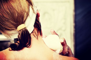 kadın kendini süngerle Temizleme banyo.