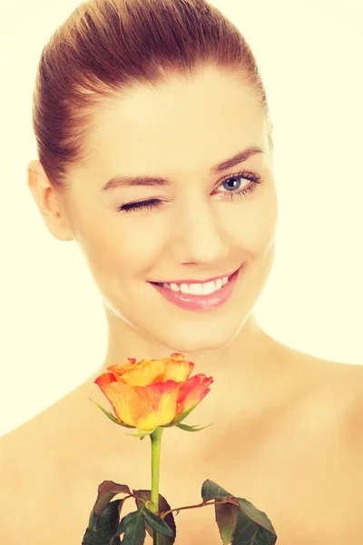 Mulher sorridente com rosa fresca . — Fotografia de Stock