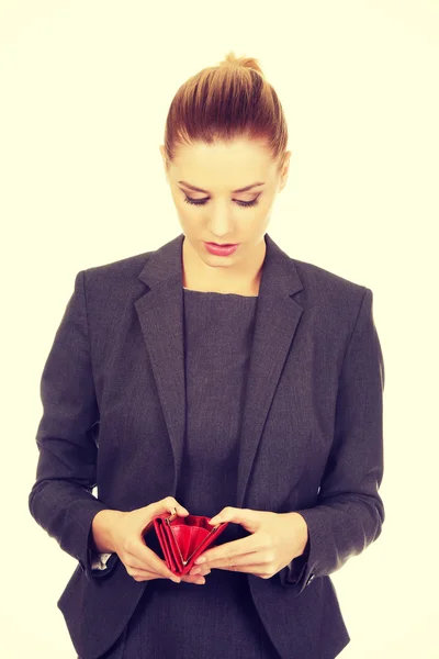 Mujer infeliz mirando en su billetera . — Foto de Stock