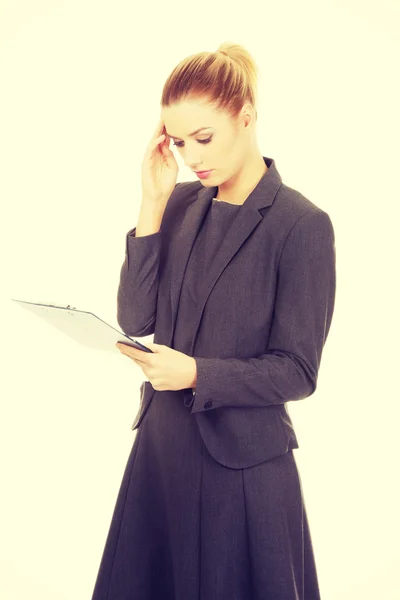 Mulher de negócios atenciosa lendo suas notas . — Fotografia de Stock