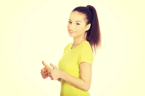 Mujer feliz con los pulgares arriba . — Foto de Stock