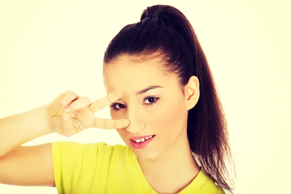 Mujer joven mostrando signo de victoria . — Foto de Stock