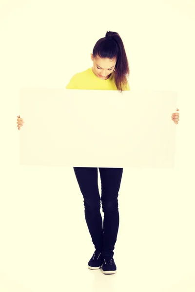 Jovem mulher feliz com placa em branco . — Fotografia de Stock