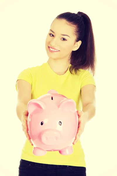 Glückliche Frau hält Sparschwein. — Stockfoto