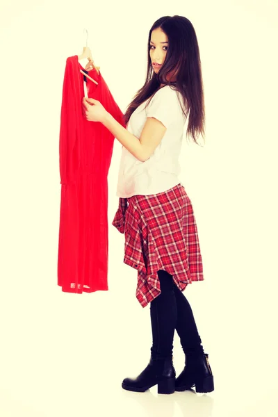 Hermosa mujer sosteniendo vestido rojo . —  Fotos de Stock