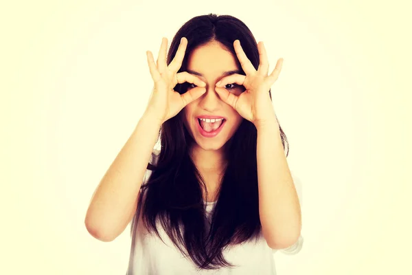 Mujer joven haciendo el signo perfecto en el ojo . — Foto de Stock