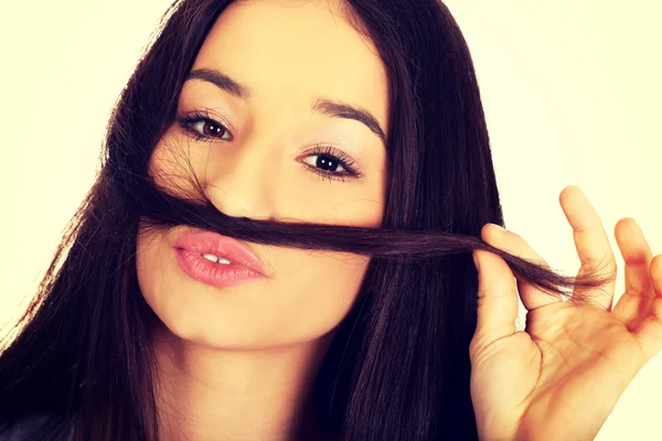 Adolescente mujer poniendo pelo como bigote . —  Fotos de Stock