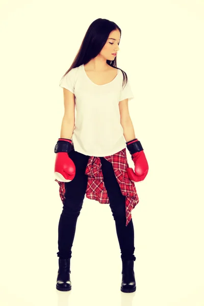 Mujer joven con guantes de boxeo . — Foto de Stock