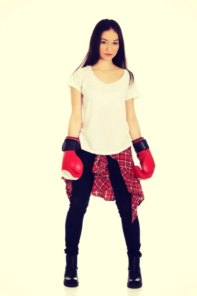 Jovem mulher usando luvas de boxe . — Fotografia de Stock