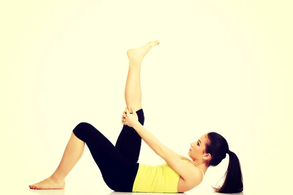 Mulher fitness fazendo exercício de alongamento . — Fotografia de Stock