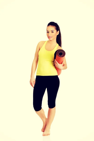 Fitness žena připravena drží podložka na jógu. — Stock fotografie