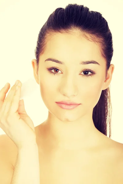 Beautiful woman cleaning make up. — Stock Photo, Image