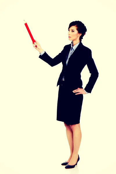 Affärskvinna pekar uppåt med penna. — Stockfoto