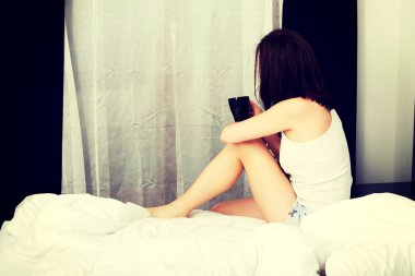 Yatakta kahve içen kadın..