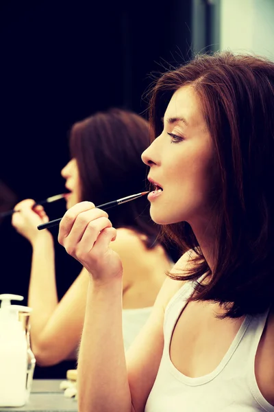 Mujer aplicando lápiz labial. — Foto de Stock