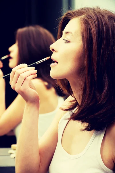 Mujer aplicando lápiz labial. — Foto de Stock