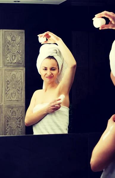 Femme utilisant un déodorant . — Photo