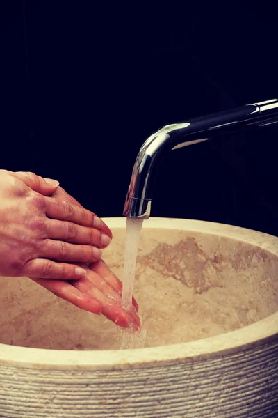 Mujer limpiándose las manos . — Foto de Stock